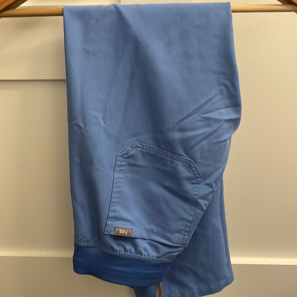 XS Petite FIGS scrub pants.